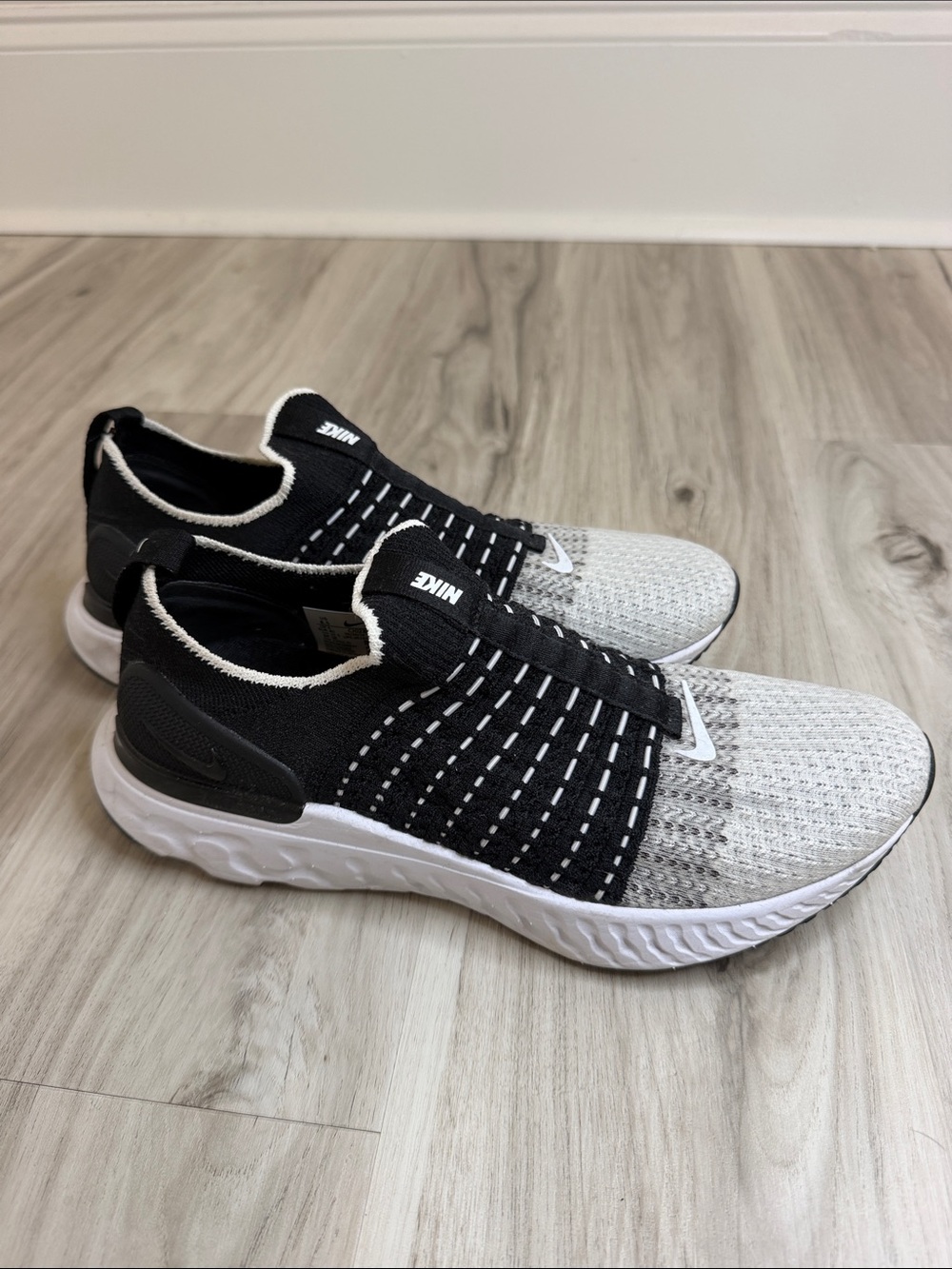 Nike Woman Black & White Slip-On Knit Athletic Sneakers Sz 8.5